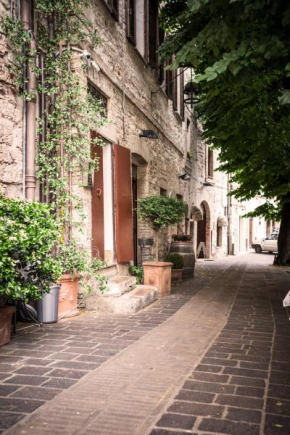La piazzetta delle erbe Assisi